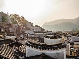 Dach des chinesischen Vintage-Hauses in der Altstadt von Fenghuang. Die antike Stadt Phoenix oder der Landkreis Fenghuang ist ein Landkreis der Provinz Hunan, China foto