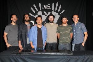 los angeles, juni 18 - linkin park, mike shinoda, rob bourdon, joe hahn, brad delson, dave farrell, chester bennington bei der einführungszeremonie auf dem linkin park rockwalk im guitar center am 18. juni 2014 in los angeles, ca foto