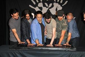 los angeles, juni 18 - linkin park, mike shinoda, rob bourdon, joe hahn, brad delson, dave farrell, chester bennington bei der einführungszeremonie auf dem linkin park rockwalk im guitar center am 18. juni 2014 in los angeles, ca foto