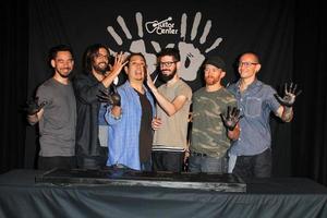 los angeles, juni 18 - linkin park, mike shinoda, rob bourdon, joe hahn, brad delson, dave farrell, chester bennington bei der einführungszeremonie auf dem linkin park rockwalk im guitar center am 18. juni 2014 in los angeles, ca foto