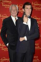 los angeles, 15. dezember - george lazenby, mit der george lazenby wachsfigur bei madame tussauds hollywood enthüllt alle sechs james bonds in wachs im tcl chinese theater am 15. dezember 2015 in los angeles, ca foto