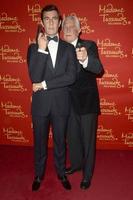 los angeles, 15. dezember - george lazenby, mit der george lazenby wachsfigur bei madame tussauds hollywood enthüllt alle sechs james bonds in wachs im tcl chinese theater am 15. dezember 2015 in los angeles, ca foto