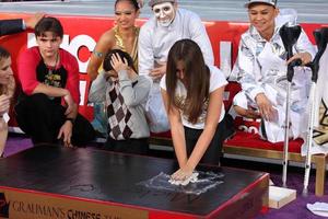 los angeles, 26. jan - prinz michael jackson, prinz michael jackson, ii alias decke jackson, paris jackson bei der michael jackson verewigten hand- und fußabdruckzeremonie im graumans chinese theater am 26. januar 2012 in los angeles, ca foto