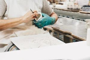 Person, die eine Handschuhschnitzerei trägt foto