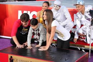 los angeles, 26. jan - prinz michael jackson, prinz michael jackson, ii alias decke jackson, paris jackson bei der michael jackson verewigten hand- und fußabdruckzeremonie im graumans chinese theater am 26. januar 2012 in los angeles, ca foto