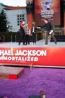 los angeles, 26. jan - prinz michael jackson, prinz michael jackson, ii alias decke jackson, paris jackson bei der michael jackson verewigten hand- und fußabdruckzeremonie im graumans chinese theater am 26. januar 2012 in los angeles, ca foto