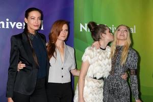 los angeles, 3. aug - stephanie corneliussen, grace gummer, carly chaikin, portia doubleday beim nbcuniversal cable tca sommer 2016 pressetour im beverly hilton hotel am 3. august 2016 in beverly hills, ca foto