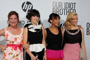 los angeles, aug 16 - kathryn hahn, zooey deschanel, rashida jones und elizabeth banks bei der premiere unseres idiotenbruders im cinerama dome arclight theater am 16. august 2011 in los angeles, ca foto