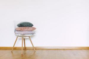 wandmodell mit kissen auf stuhl im minimalistischen stil foto