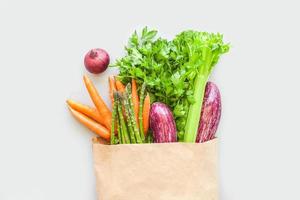 frisches Bio-Gemüse in Bastel-Einkaufstasche foto