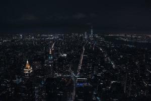 Skyline von New York City bei Nacht foto
