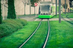 Straßenbahnschienen mit grünem Gras bedeckt foto