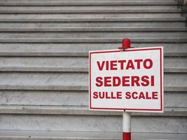 vietato sedersi sulle tonleiter transl. nicht auf der Treppe sitzen foto