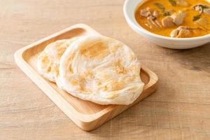 Hühner-Curry-Suppe mit Roti foto