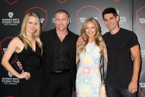 los angeles, 14. juli - suzanne quast, sean carrigan, melissa ordway, justin gaston bei der warner bros studio tour hollywood expansion offizielle enthüllung, bühne 48 - drehbuch zur vorführung im warner brothers studio am 14. juli 2015 in burbank, ca foto