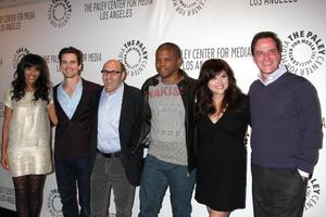 los angeles, 7. märz - marsha thomason, matt bomer, willie garson, sharif atkins, tiffani thiessen tim dekay bei der ankunft beim white collar paleyfest 2011 im saban theater am 7 foto