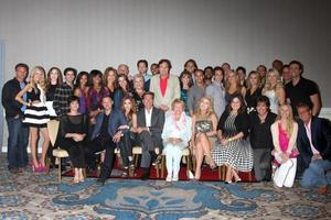 los angeles, 24. aug - young and the restless cast, jill farren phelps, lee bell, angelica mcdaniel beim young and restless fan club dinner im universal sheraton hotel am 24. august 2013 in los angeles, ca foto