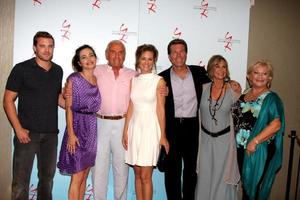 los angeles, aug 26 - billy miller, amelia heinle, jerry douglas, sharon case, peter bergman, jess walton, beth maitland beim young and restless fan dinner 2011 im universal sheraton hotel am 26. august 2011 in los angeles, ca foto
