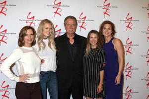 Los Angeles, 8. September - Melissa Claire Egan, Melissa Ordway, Eric Braeden, Elizabeth Hendrickson, Gina Tognoni bei der Young and The Resltless 11.000 Show Feier in der CBS Television City am 8. September 2016 in Los Angeles, ca foto