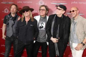 las vegas, 17. april - robin zander, tom petersson, rick nielsen, daxx nielsen, john varvatos beim john varvatos 13. jährlichen stuart house benefit im john varvatos store am 17. april 2016 in west hollywood, ca foto