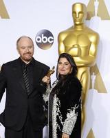 los angeles, 28. feb - louis ck, sharmeen obaid-chinoy bei den 88. jährlichen akademiepreisen, presseraum im dolby theater am 28. februar 2016 in los angeles, ca foto