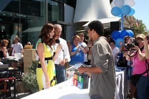 Los Angeles, 23. August - Heather Tom, John McCook, Brian Myers, Gewinner des Mittagessens im Kommissariat mit Heather Tom beim mutigen und schönen Fantreffen und -grüßen auf dem Bauernmarkt am 23. August 2013 in Los Angeles, ca foto