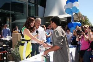 Los Angeles, 23. August - Heather Tom, John McCook, Brian Myers, Gewinner des Mittagessens im Kommissariat mit Heather Tom beim mutigen und schönen Fantreffen und -grüßen auf dem Bauernmarkt am 23. August 2013 in Los Angeles, ca foto