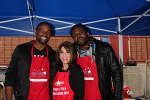 los angeles, nov 18 - donovan mccrary, kate linder, darius mccrary kommt am 18. november 2010 in los angeles, ca foto