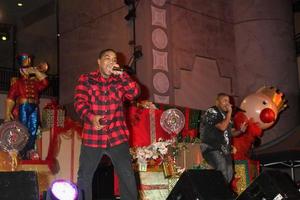 los angeles, nov 20 - chrisopher massey rotes hemd, kyle massey schwarzes hemd beim hollywood and highland tree lighting concert 2010 im hollywood and highland centre cour am 20. november 2010 in los angeles, ca foto