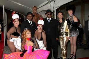 los angeles, nov 3 - cirque du soliel künstler, terry lewis und jimmy jam james samuel jimmy jam harris iii kommt am hollywood walk of fame 50-jähriges jubiläum in hollywood und highland am 3. november 2010 in los angeles, ca foto