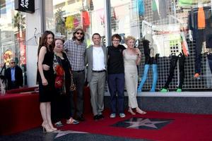 los angeles, sep 19 - marin hinkle, conchata ferrell, ashton kutcher und jon cryer, angus t jones, holland taylor bei der jon cryer hollywood walk of fame star zeremonie auf dem hollywood walk of fame am 19. september 2011 in los angeles, ca foto