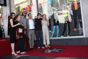 los angeles, sep 19 - marin hinkle, conchata ferrell, ashton kutcher und jon cryer, angus t jones, holland taylor bei der jon cryer hollywood walk of fame star zeremonie auf dem hollywood walk of fame am 19. september 2011 in los angeles, ca foto