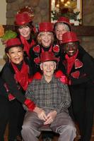 los angeles, 27. juli - pam kay, norbert wagner, tap chicks beim norbert wagner wunsch seines lebens pam kay und die tap chicks performance im brookdale senior living centre am 27. juli 2016 in loma linda, ca foto