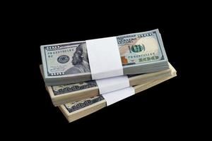 bündel us-dollarscheine isoliert auf schwarz. Packung amerikanisches Geld mit hoher Auflösung auf perfektem schwarzem Hintergrund foto