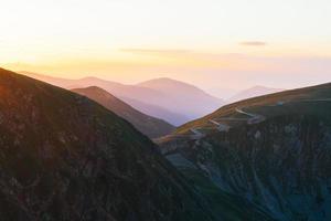 Straße schlängelt sich durch Berge foto