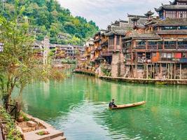 unbekannte lokale chinesen auf dem boot in der alten stadt fenghuang. phoenix alte stadt oder fenghuang grafschaft ist eine grafschaft der provinz hunan, china foto