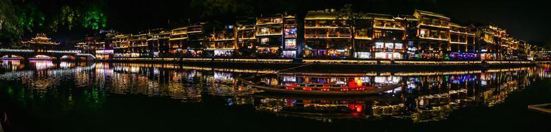 landschaftsansicht in der nacht der alten stadt fenghuang .phoenix alte stadt oder fenghuang grafschaft ist eine grafschaft der provinz hunan, china foto