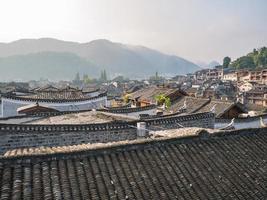 Dach des chinesischen Vintage-Hauses in der Altstadt von Fenghuang. Die antike Stadt Phoenix oder der Landkreis Fenghuang ist ein Landkreis der Provinz Hunan, China foto