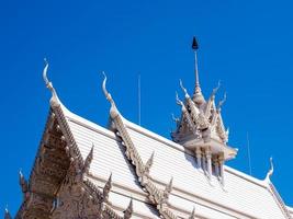 weiße Haupthalle im buddhistischen Tempel foto