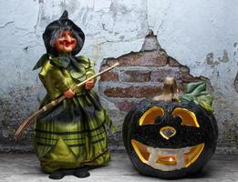 halloween-hexe in dekoriertem kleid, das einen holzbesen hält. Süßes oder Saures. Fröhliches Halloween. foto