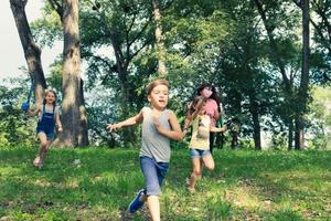 Verspielte Kinder, die im Park laufen. foto