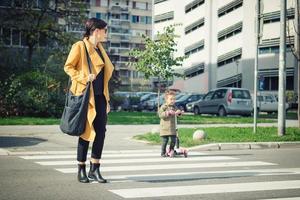 Mutter und Tochter die Straße. foto