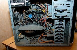 Eine dicke Staubschicht bedeckt die internen elektronischen Komponenten des alten Computers, dicker Staub auf den elektronischen Komponenten ist unangenehm, Nahaufnahme. foto