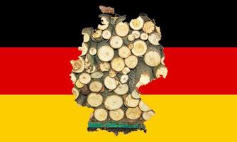 Übersichtskarte von Deutschland mit dem Bild der Nationalflagge. Hintergrund von Brennholz innerhalb der Karte. Collage-Illustration. Energiekrise. foto