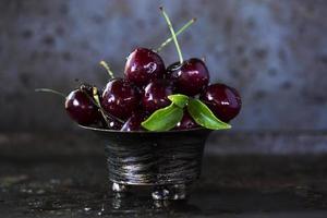 rote Kirschen in Edelstahlschale foto