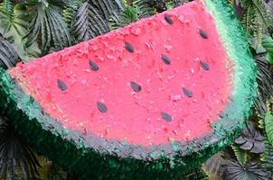 tropisches muster mit dschungelblättern und wassermelonenfruchtblumenhintergrund foto