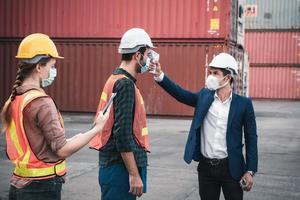 Thermometer-Scannen auf der Werft foto