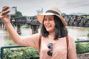 Touristenfrau, die Spaß beim Sightseeing hat foto