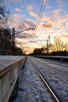 abendliche Winterlandschaft mit Bahnhof foto
