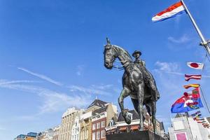 amsterdam statue von wilhelmina auf einem pferd in rokin - amsterdam, niederlande, europa, reisereportage foto